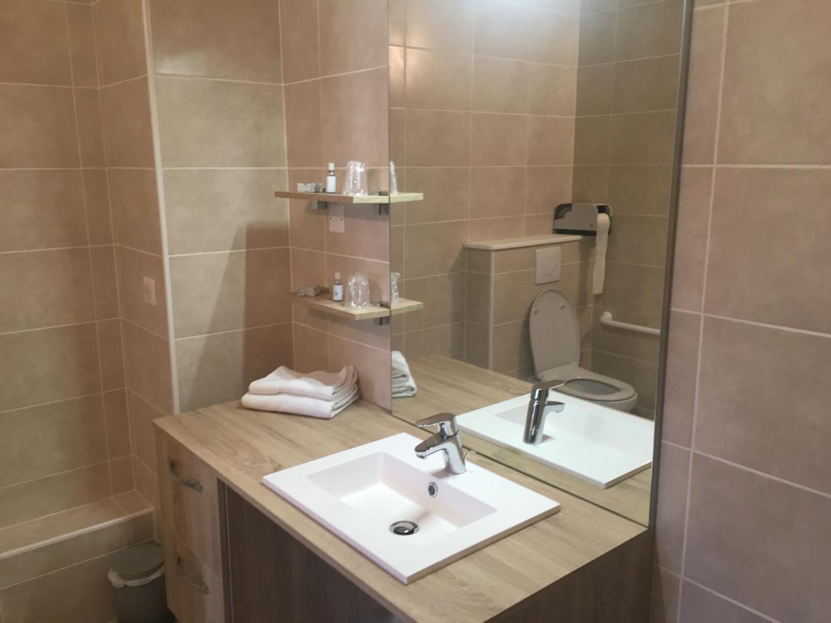 Location Chambres Hotel Joly Dun-le-Palestel ภายนอก รูปภาพ